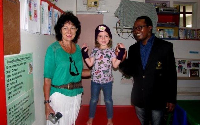 Die â€œmodelâ€, Jana Coetzee van Cool Kids, vertoon haar warm nussie en handskoene saam met rdl Riana de Coning en mnr Masizole Mnqasela   